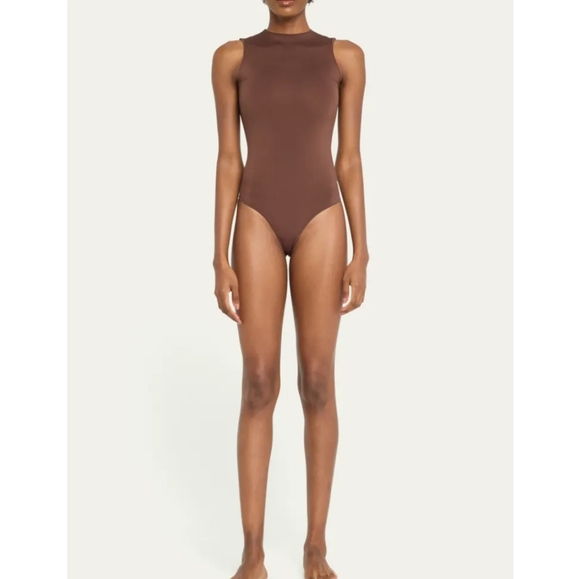 New SKIMS Essential Sleeveless Crewneck Cocoa Thong Bodysuit Women's Siz… - Picture 1 of 9